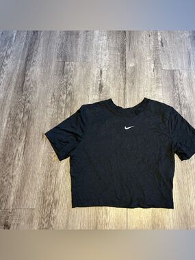 Women’s Fitted Cropped Nike T-shirt S